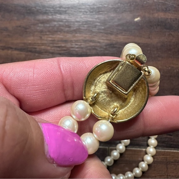 Elegant Cream Pearl Necklace - Picture 5 of 5